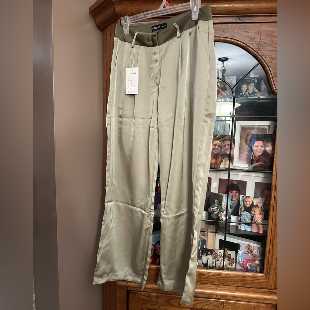 NEW NWT Kiczoy Satin Wide-Leg Pants in Light Green. SIZE 10.